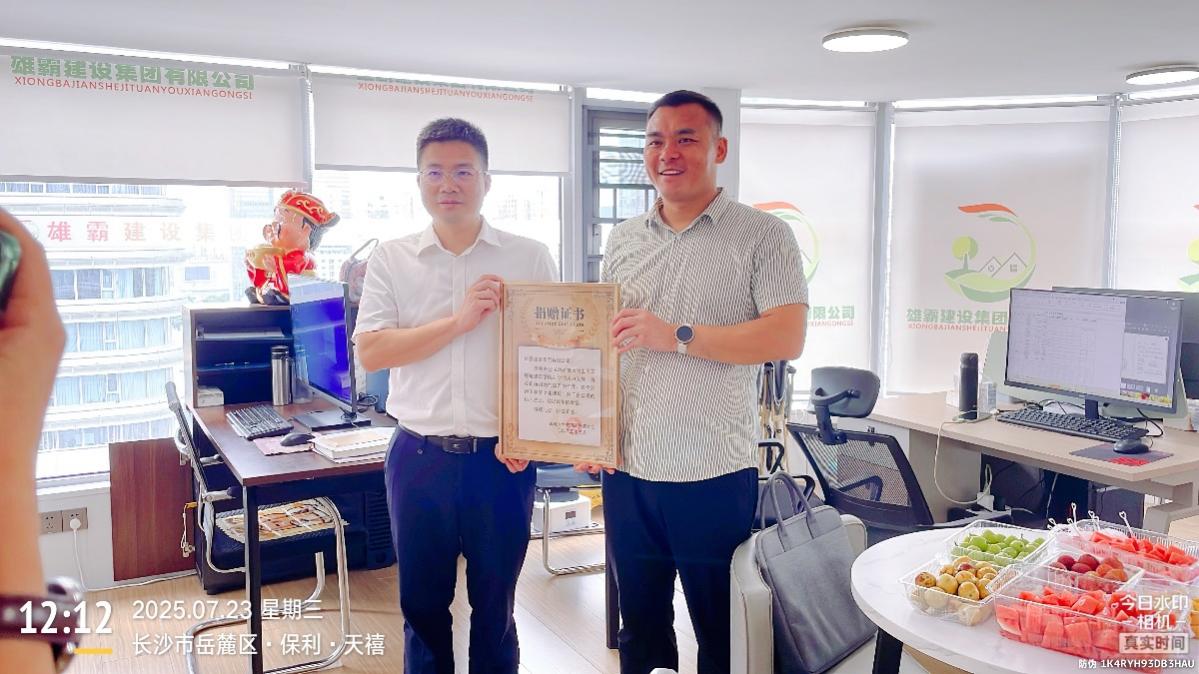 人站在厨房里 AI 生成的内容可能不正确。